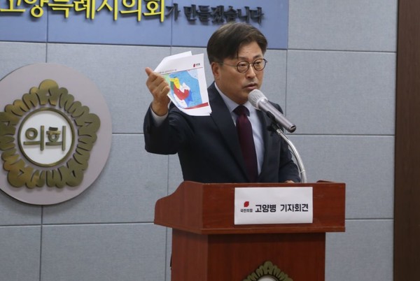 김종혁 국민의힘 고양병 당협위원장이 15일 식사동 일대 건축폐기물 처리 업체 영업의 문제점을 폭로하는 관련해 기자회견을 가졌다.