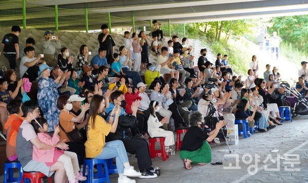 이날 음악회에는 많은 주민들이 참석해 흥미진진하게 이어지는 순서마다 큰 박수로 호응을 보냈다.