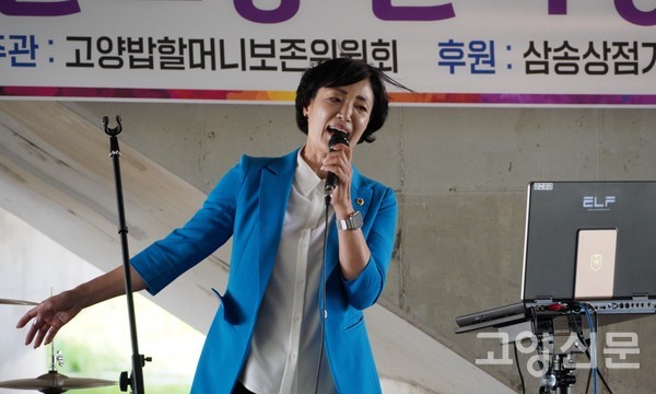 혜은이의 노래 '열정'을 부른 이경혜 경기도의원.