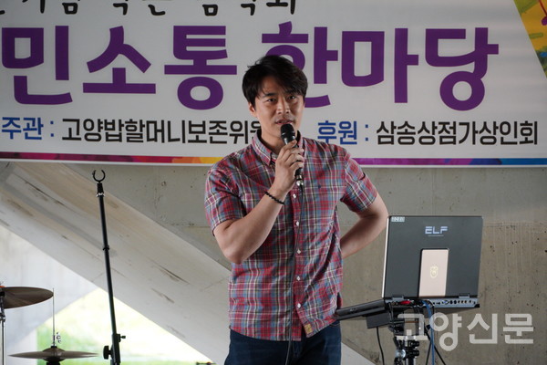 조금은 생소한, 가수 김필의 노래를 골라 분위기있게 부른 한준호 국회의원. 