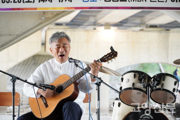 프로페셔널 뮤지션 못잖은 노래와 연주를 들려준 임현철 고양밥할머니보존회장.  