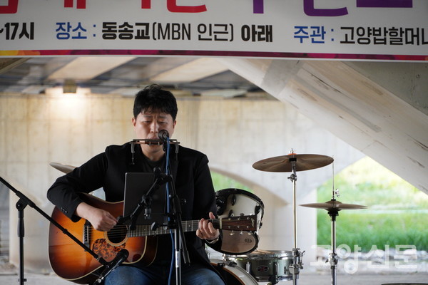 소박한 버스킹 무대의 탄생을 누구보다도 기뻐한 동네버스커 박준희씨.