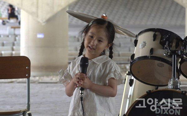 오프닝의 주인공으로 깜짝 캐스팅된 6살 꼬마 조아윤양.