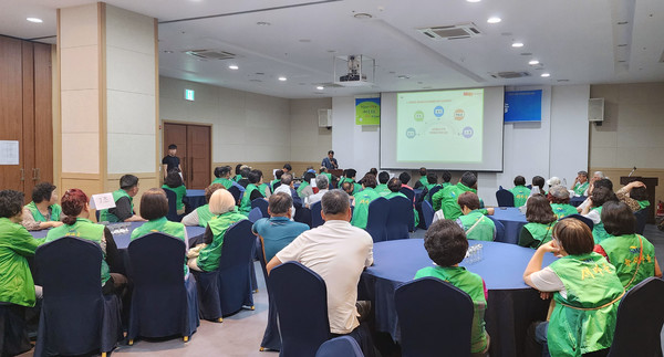 남대현 고양시새마을회 사무국장은 ‘바람직한 새마을지도자의 자세’라는 주제의 강연에서 지역사회 리더로서 주민들에게 몸과 마음가짐의 본보기가 되어 줄 것을 강조했다. 