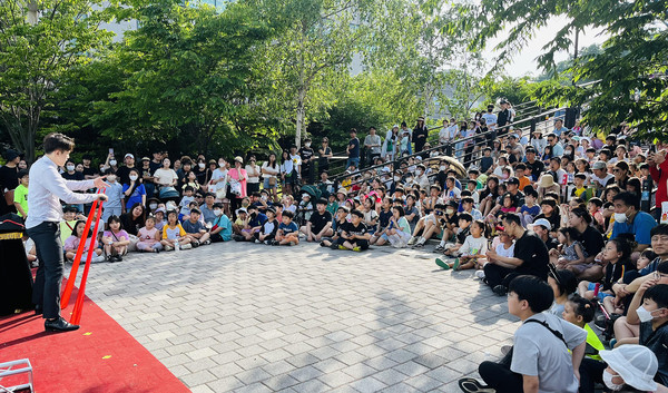 도래울의장대공원에 많은 시민이 모여 공연을 즐겼다.