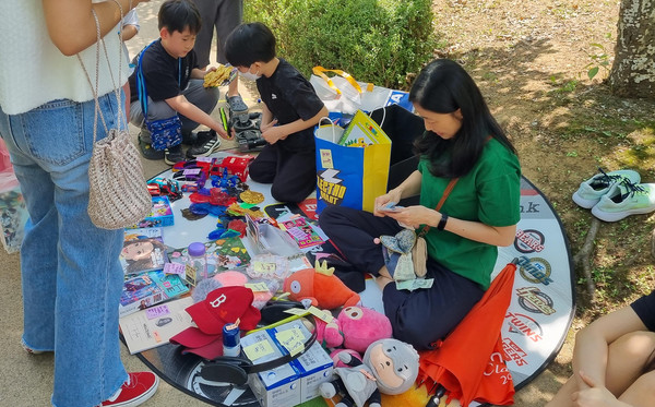 플리마켓에 참여한 셀러들이 물품을 판매하고 있다.