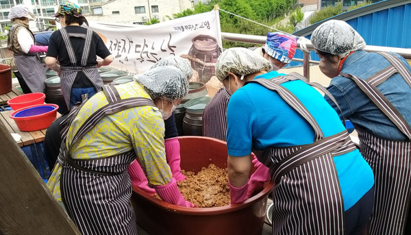 일산1동 주민자치회가 동 행정복지센터에서 ‘다문화가족과 함께하는 독마을 전통 장 가르기’를 했다