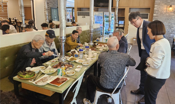 백석1동이 지역 내 17개소 경로당별로 어르신을 위한 경로잔치를 진행했다. 