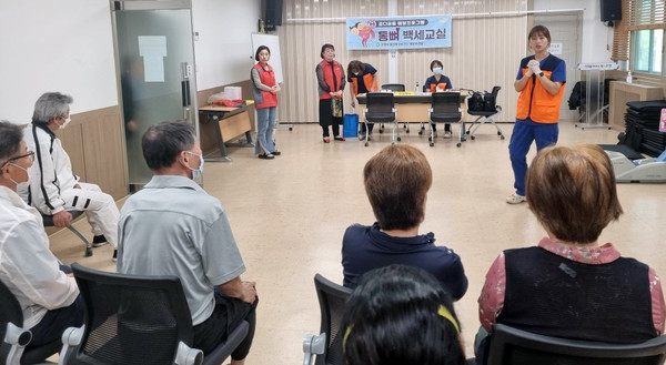 백석1동이 일산동구보건소 방문보건팀과 협업해 ‘통뼈백세교실’사업을 진행했다.