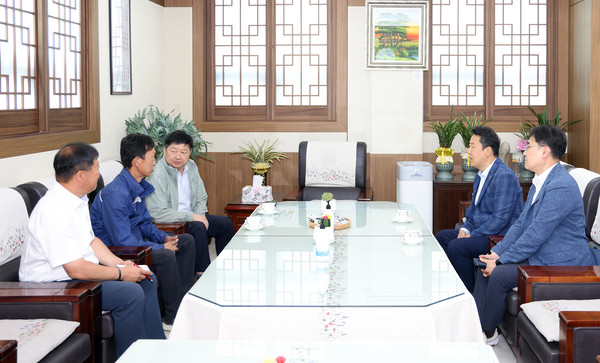 신도농협 조합장실에서 만나 환담을 나누는 농협 관계자와 조합원.