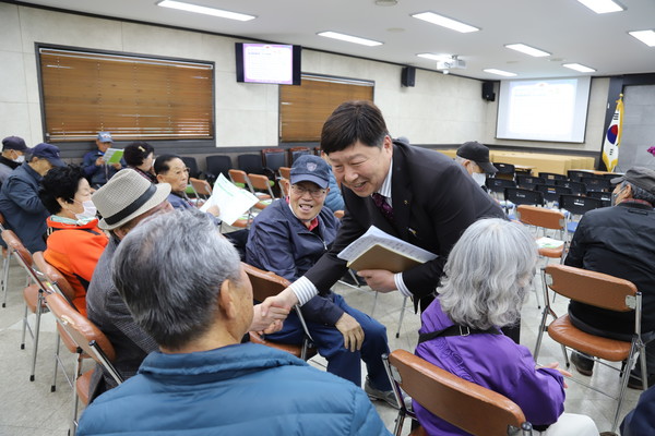  조합원들과 늘 가까이서 겸손한 마음으로 인사를 나누는 모습은 그의 진실된 모습이다.
