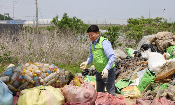 농촌을 사랑하고 아끼는 그는 환경활동에도 큰 관심이 있다. 건강한 농촌이 튼튼한 지역을 만든다고 말한다.