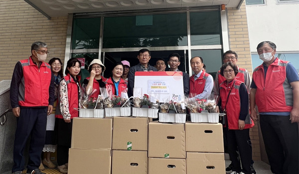 고봉동이 지역 화훼농원으로부터 독거어르신을 위한 사랑의 물품을 후원받아 전달식을 진행했다. 