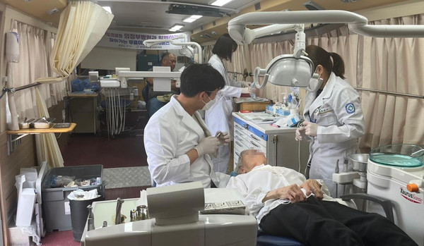 문촌7종합사회복지관이 경기도의료원과 연계해 지역주민들에게 무료진료를 진행했다. 