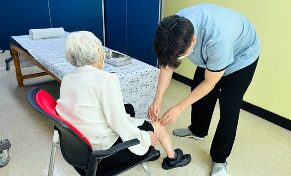  문촌7종합사회복지관이 경기도의료원과 주민들에게 무료진료를 하고 있다.