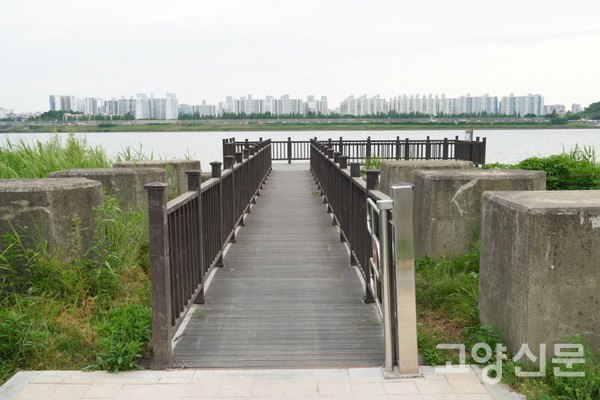 용치공원과 이어지는 용치전망대. 데크 위에서 한강의 멋진 풍광을 즐길 수 있다. 