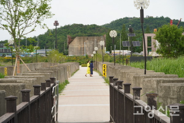 용치공원에서 자유로 방향을 바라본 모습. 육중한 대전차방어벽 너머 대덕산이 보인다. 