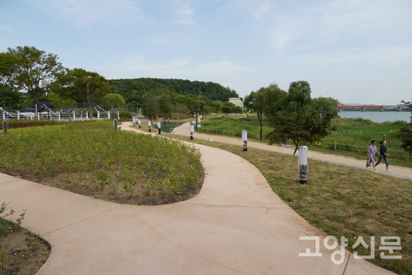행주산성역사공원과 이어진 구간. 불법경작지가 화단과 산책로로 정비됐다.