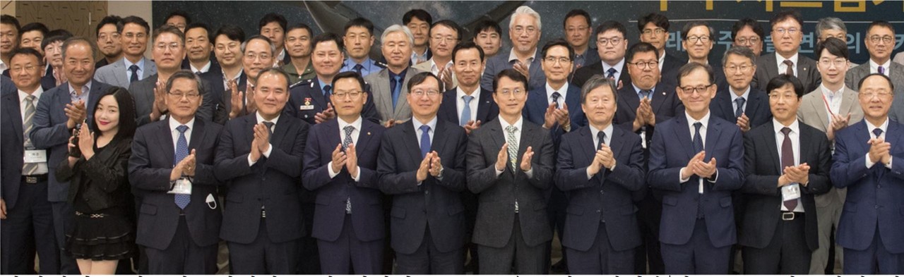 Funcionarios del gobierno y de la industria que asistieron a la ceremonia de apertura del 'Centro de Investigación de Tecnología del Sistema Espacial KAU' celebrada en la Universidad Aeroespacial de Corea el día 22 toman fotos conmemorativas.