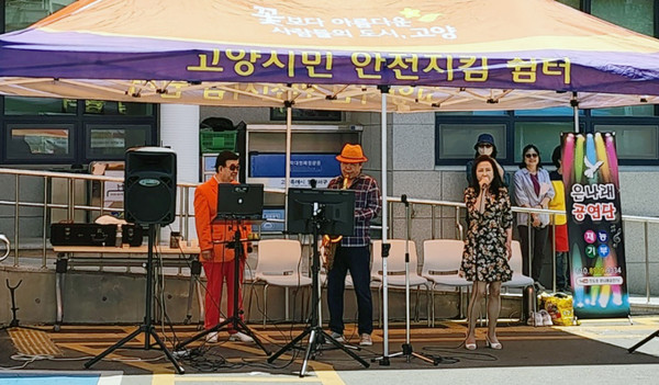 일산1동이  지역 내 독거어르신 200여 명에게 ‘정성 담긴 사랑의 짜장면’ 나눔 잔치를 했다. 