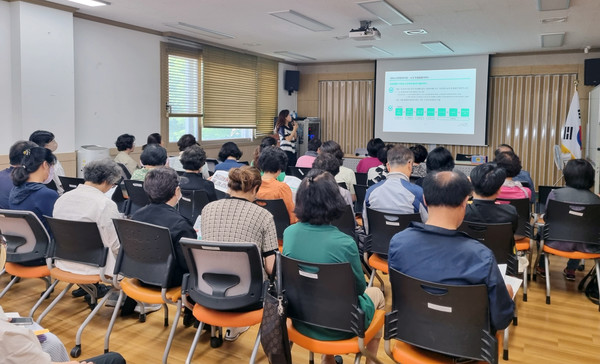 대화동 통장협의회가 고양시대화노인종합복지관 김현진 부장의 사업설명을 경청하고 있다