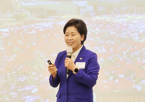 양향자 의원은 ‘과학기술패권국가-세계를 선도하는 부민강국으로 가는 길’이라는 주제의 강연에서  "15년 앞을 내다볼 수 있는 혜안과 통찰력을 키워야 한다”며 "기업인은 과거가 아니라 미래에 필요한 새로운 무언가를 창출해내기 위해 고민하는 사람들이기 때문에 도전에 나섰을 때 깨지거나 상처받는 것을 두려워하지 말고 앞으로 나아가야 한다"고 강조했다.