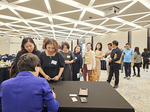 강연회가 끝난 후 참석자들이 양향자 의원의 저서에 친필 사인을 받기 위해 길게 줄을 서기도 했다.
