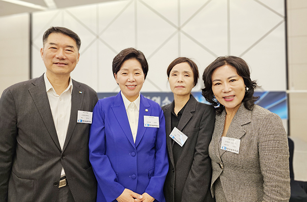 강연회가 끝난 후 기념사진을 찍은 (사진 왼쪽부터) 홍흥석 고양상공회의소장, 양향자 국회의원, 이영아 고양신문 대표, 소순희 쥬쥬랜드 대표