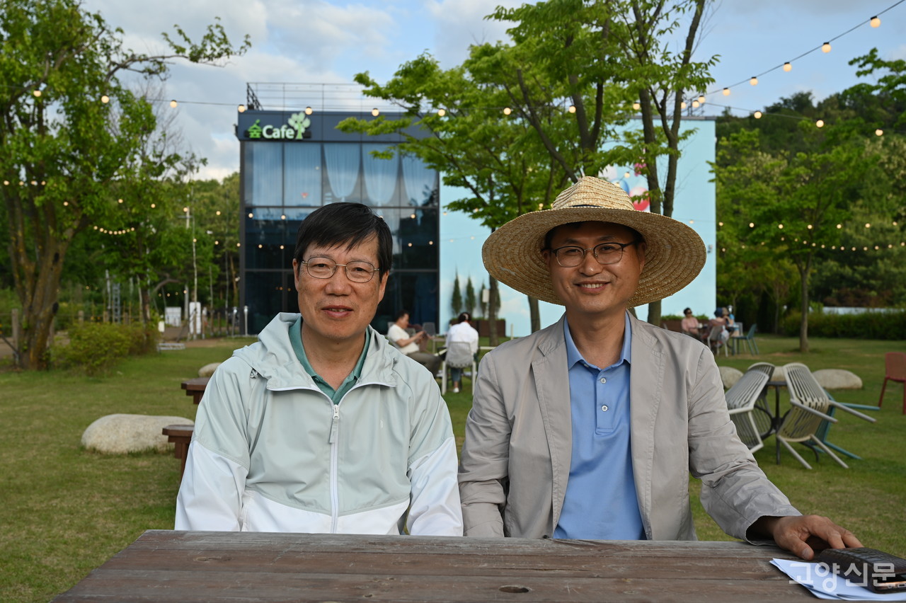 기초지자체 중 전국 최초로 지역 내 나무의사 협의회 만든 박정식 회장과 조영호 부회장(사진 왼쪽부터).