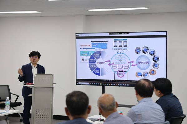 '주문전산화'에 대해 강연 중인 김재택 이모션 대표.