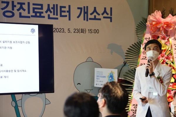 돌고래 치과센터 운영방안, 장애인 혜택 등을 소개 중인 하종철 센터장.