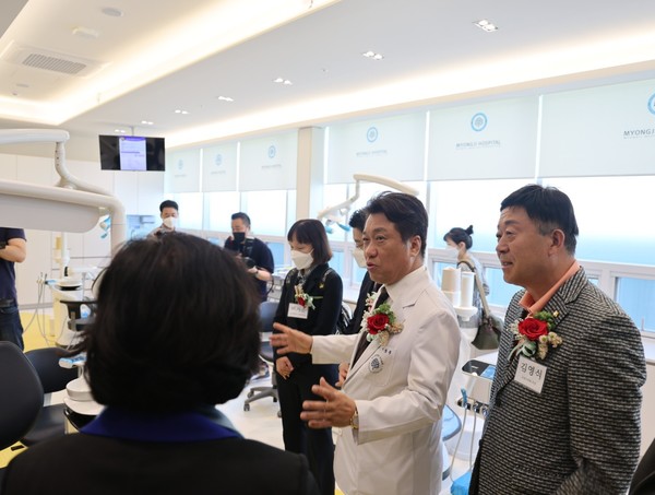 치과센터 시설을 소개 중인 명지병원 이왕준 이사장. (왼쪽에서부터) 보건복지부 구강정책과 이지은 과장, 명지병원 이왕준 이사장, 고양시의회 김영식 의장.