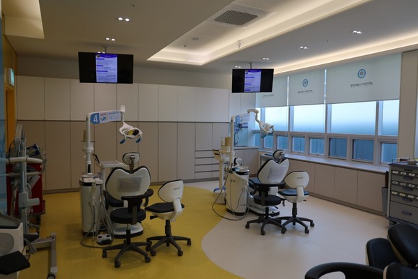 노란색과 돌고래가 어우러진 인테리어, 수술실 의자 위의 모니터가 특징인 진료실.
