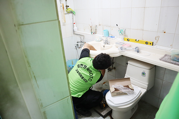 집수리 봉사활동을 하는 고양ROTC봉사단