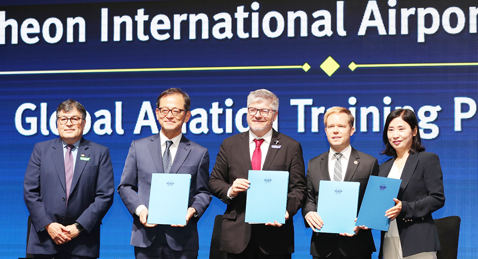 30일 오전 여의도 콘래드 호텔에서 열린 ICAO 글로벌 이행지원 심포지엄(ICAO GISS 2023) 개막식에서 한국항공대학교, 국제민간항공기구, 엠브리리들항공대학교, 인천국제공항공사가 공동교육과정인 ‘글로벌 항공 전문가 프로그램(GAPP)’ 신설을 위한 협약을 체결했다. (사진 왼쪽에서 두 번째부터) 한국항공대 허희영 총장, 후안 카를로스 살라자르 ICAO 사무총장, 매튜 플래허티 엠브리리들 항공대학교 부총장 겸 싱가폴 캠퍼스 총장, 이희정 인천공항 사장직무대행. [사진 = 한국항공대학교]