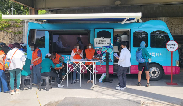 성사1동이 고양시 정신건강복지센터와 연계한 ‘토닥토닥 버스’와 ‘찾아가는 복지상담소’를 운영했다