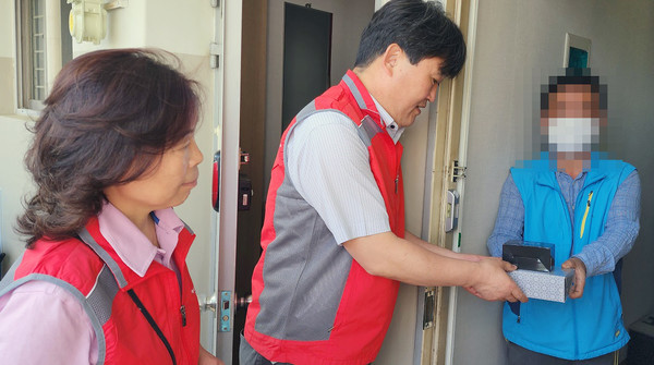 백석2동 지역사회보장협의체가 주거환경이 취약한 세대에 방문해 초음파 해충퇴치기를 전달하고 안부를 묻는 ‘해충퇴치기’지원 사업을 했다. 