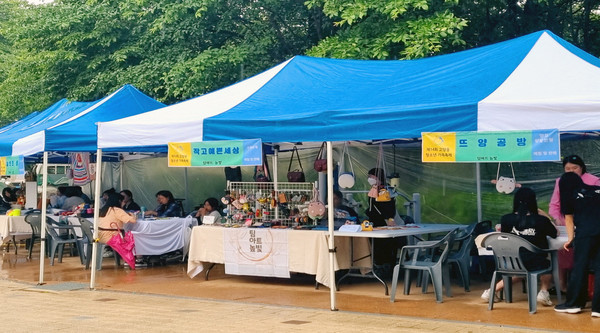 가죽 카드지갑 만들기와 미니 손가방 만들기, 타투 스티커, 레몬 수제청과 허브차·수제 오란다 시식 등 십여 개의 체험·시식부스를 무료로 이용할 수 있었다.