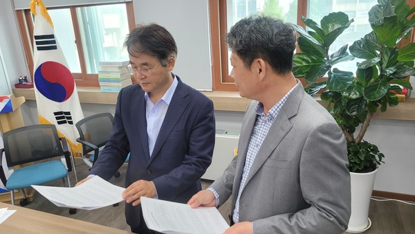 이동환 고양시장(왼쪽)과 김계성 회장(오른쪽)이 전달식에서 이야기를 나누고 있다.