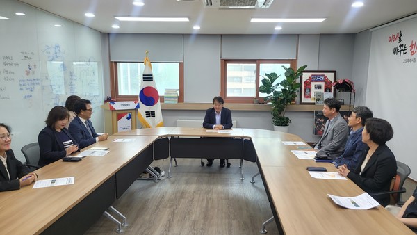 환담을 나누고 있는 이동환 고양시장과 고양시약사회 관계자들