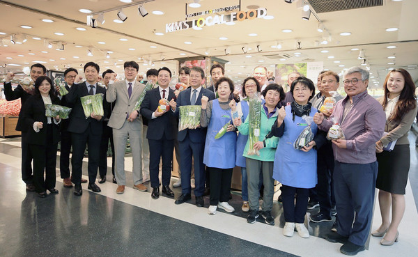 이랜드킴스클럽 일산점 로컬푸드 매장 개점식. 신선하고 안전한 농산물 공급을 위해 일산농협과 이랜드킴스클럽이 협업했다. 
