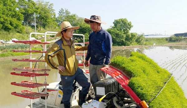 김진의 조합장(왼쪽)은 농민들을 찾아가 그들의 목소리를 들으며 현장을 몸소 느끼며, 조합원과 농민이 진정 무엇을 원하는지 알아가고 배워간다.