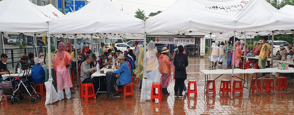 행주동이 대한적십자 봉사회 고양지구협의회 주관으로 행주동·능곡동 지역의 독거 어르신 등에게 ‘적십자와 함께하는 사랑의 한 끼 나눔’을 진행했다.