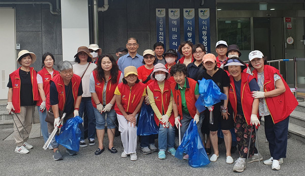 식사동 통장협의회가 식사동 내 환경정화 활동을 위해 ‘쓰레기 줍기’ 봉사 활동을 했다. 