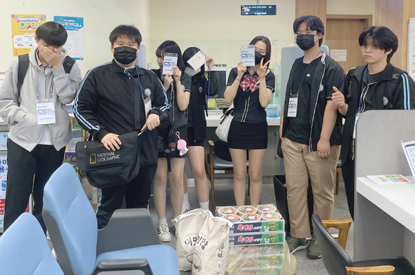 일산3동이 일산국제컨벤션고교 경영과 학생들과 감동의 이웃돕기 후원 물품 전달식을 개최했다