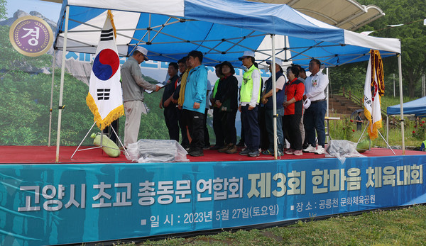 이흥식 연합회장이 동문들에게 감사패를 전하고 있다.