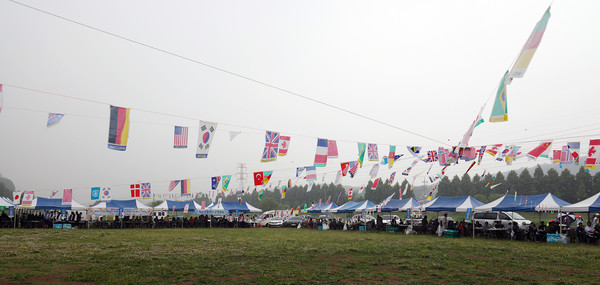 비가오는 가운데 많은 동문이 참여해 우중 체육대회를 즐겼다.