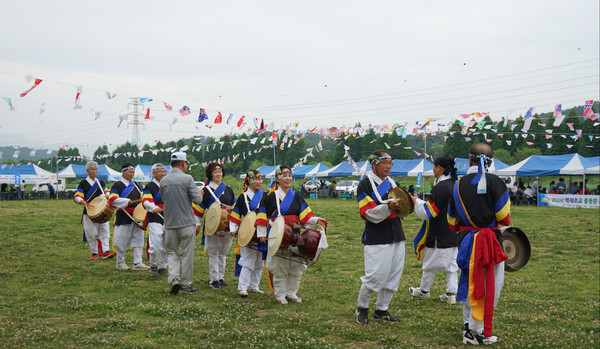 풍물패도 한마음 체육대회를 축하하며 분위기를 끌어 올렸다.