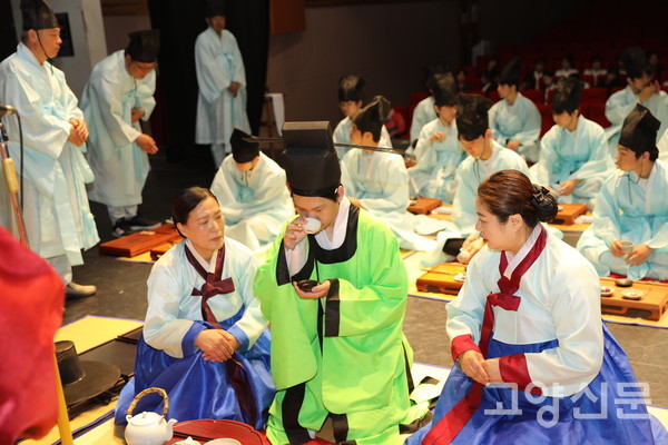 관자와 계자에게 술 마시는 예법을 가르치는 초례