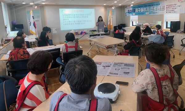 일산3동 주민자치회가 지구살리기 프로젝트의 일환으로 ‘친환경 유용미생물(EM) 비누’를 만들고 있다. 